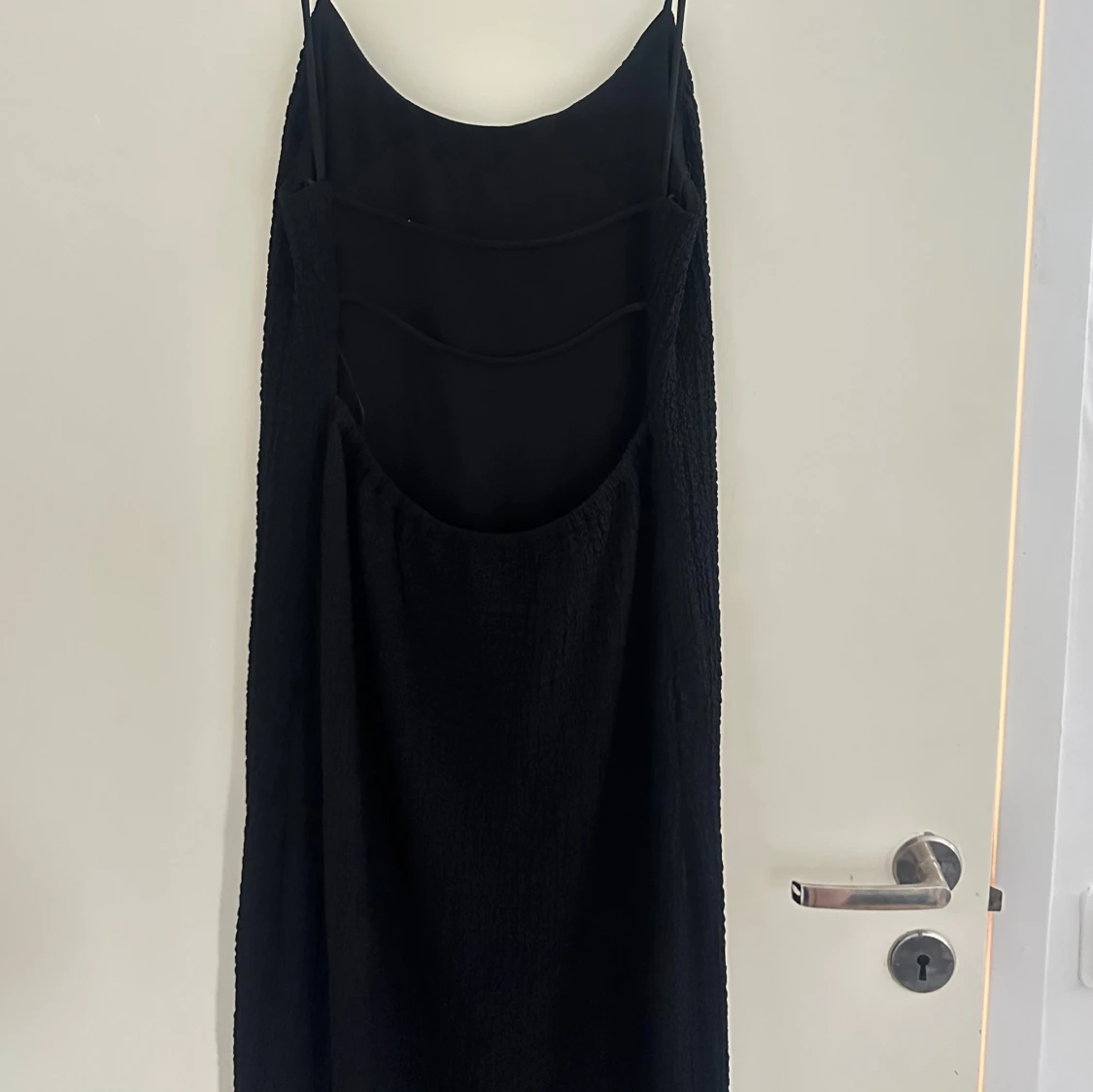 Svart långklänning med tunna axelband - 1