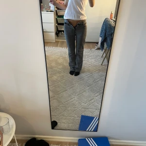 Gråa jeans  - Grå jeans med lätt utsvängda ben som formar sig fint efter kroppen.