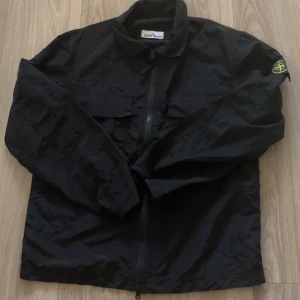 Stone Island vindjacka - Säljer då armarna är långa. Står L men är mer som M. 