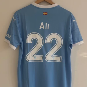 Taha Ali fotbollströja MFF 2025 - Helt ny Malmö FF fotbollströja replika med Ali å på ryggen. strl M