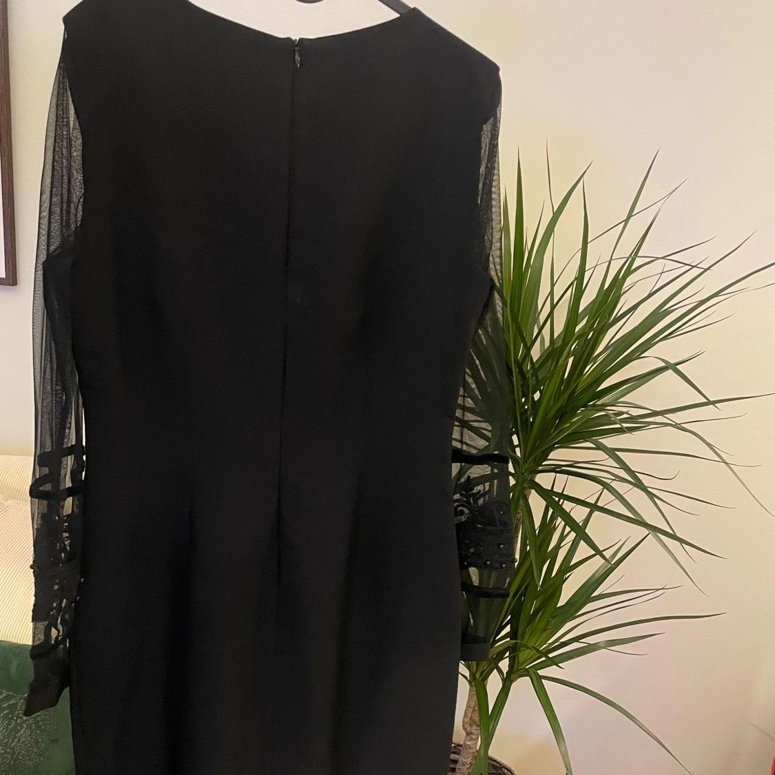 Svart klänning med meshärmar och broderi - 2