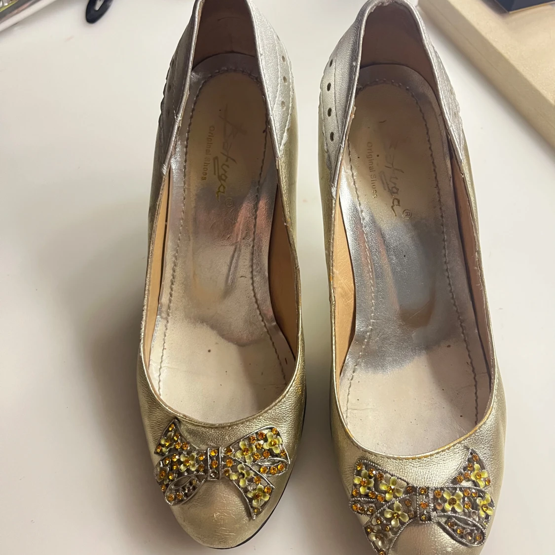 Guldiga pumps med rosett och strass - 3