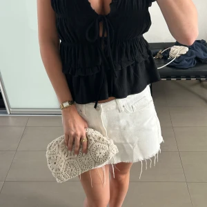 Vite Jeans Kjol - vit somrig jeans kjol. inga defekter.