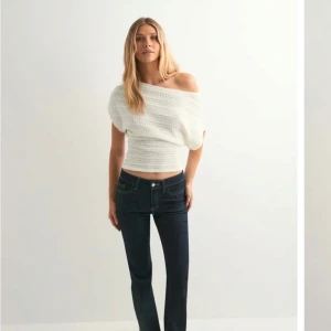 Vit stickad offshoulder topp från Nelly - Endast använd fåtal gånger, tyvärr har den lite missfärgning av smink men inget som syns när man har på sig den💕 Säljer även matchade byxor! Har tyvärr ingen bild på, därav bilder från hemsidan! 