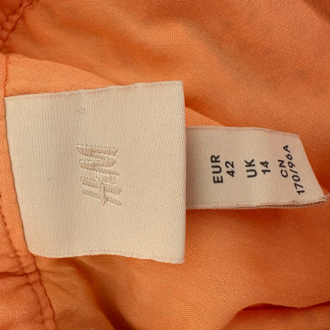 Persikofärgad klänning med volanger H&M - 2