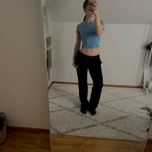  juicy couture  - Svarta juicy couture i storlek s.  Köpta från Nelly för 1119kr I princip helt oanvända, tvättade 3 gånger. Säljer då de bara ligger i min garderob.
