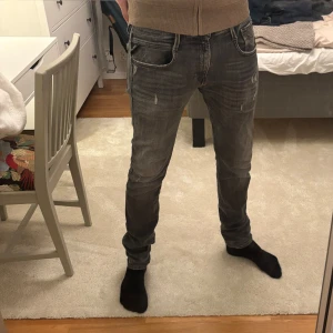 Grå replay anbass med slitningar - Säljer du dessa feta anbassen med slitningar då jag har tröttnat på dem. Storlek W30 L34 och väldigt fink skick på dem. Hör gärna av vid fler funderingar!