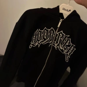 Svart hoodie från Hoodrich med dragkedja  - Svart Hoodrich kofta som knappt är använd, kanske testat på 1-2 gånger men det var inget som passa mig. Köpte den för 1100 dirket från JD sports men säljer den för 650 då den inte kommer till nån användning 