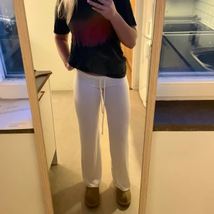 Byxor från Nelly - Säljer soft pants från Nelly i storlek S. Bra skick.