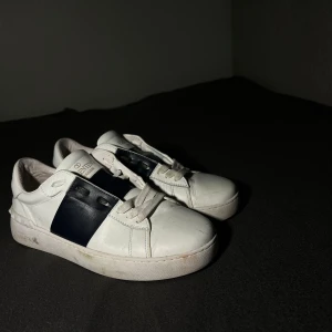 Valentino Opens vit/blåa sneakers - Valentino Opens till salu! Okej skick, mest smutsiga (kan göra rent vid köp). Storlek 41. Hör av dig vid minsta fråga!😀