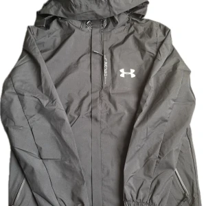 Under Armour - Säljer min fina windbreaker som man kallar den i storlek L med ett jätte fint pris