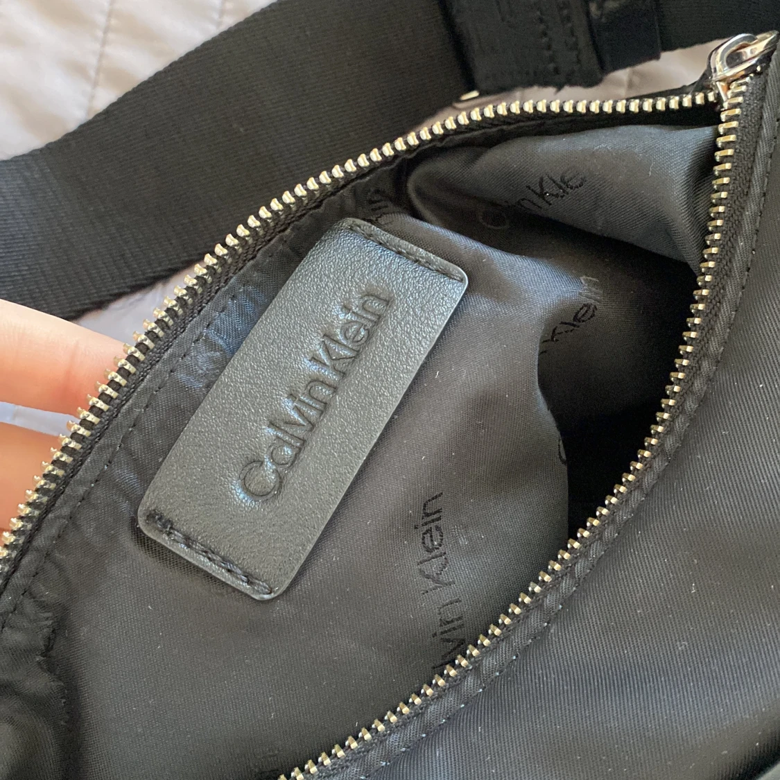 Svart axelväska från Calvin Klein - 1