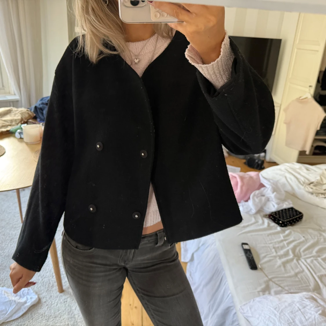 Svart kort kappa med knappar - 3