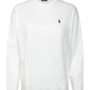 Vit sweatshirt från Polo Ralph Lauren - Klassisk vit sweatshirt från Polo Ralph Lauren med rund halsringning och broderad marinblå logga på bröstet. St M men den lutar mer mot S. Den är helt oanvänd och säljer pga det är för sent att skicka tillbaka den. Kan skicka mer bilder där jag visar det nya skicket bättre. Köpt för 1595kr