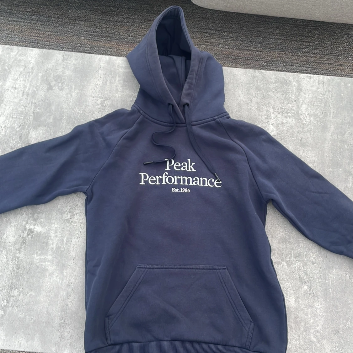 Mörkblå hoodie från Peak Performance