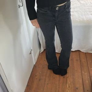 Svarta bootcut jeans - Säljer ett par svarta bootcut jeans.💓