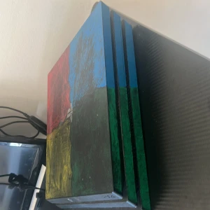 PS4 PRO - Säljer min ps4 pro för att jag har fått en ps5 kontrollen ingår. ps4 pro funkar jätte bra men den är målad. Kablarna till ps4 pro ingår också.