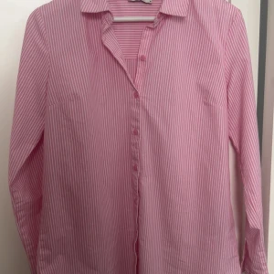 Rosa randig skjorta från JDY -  Sparsamt använd utan deffekter 