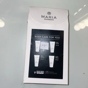 Maria Åkerberg Body Care Kit - Ett kit från Maria Åkerberg med fyra produkter: body scrub, body lotion, hand cream och hair & body shampoo, alla i vita tuber om 30 ml. Produkterna går ur denna månaden 9/25 så kommer sälja mycket billigt!💕