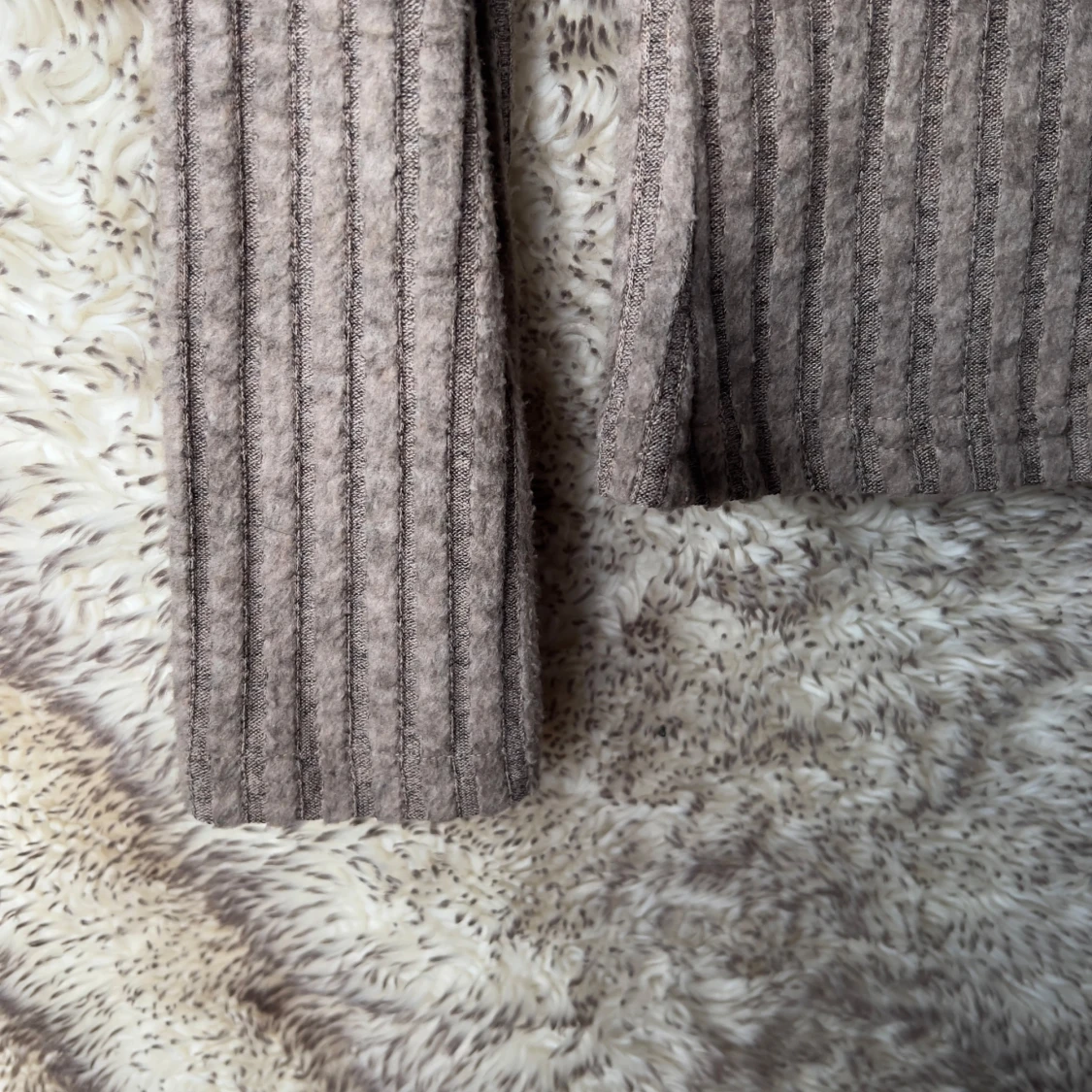 Ribbad beige långärmad tröja - 2