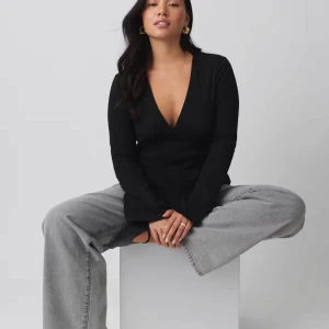 Svart topp - Säljer denna fina svarta topp från Gina Tricot i storlek M. Den är aldrig använd då den är för liten. Slutsåld på hemsidan, nypris 299💗