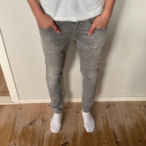 Dondup Jeans - Skick: 10/10! Storlek w31 och modellen är 180cm. Nypris: 4000kr vårt pris endast 750kr! Kontakta gärna vid frågor🙌