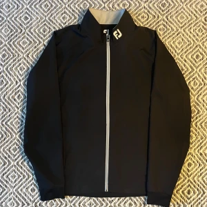 Footjoy Jacka - Footjoy Golfjacka! | Skick 9/10 mycket bra | Storlek S passar M | Nypris 2000kr | Mitt pris 599kr | Kom pm vid frågor eller funderingar! | Postas eller hemleverans i Gävle området!