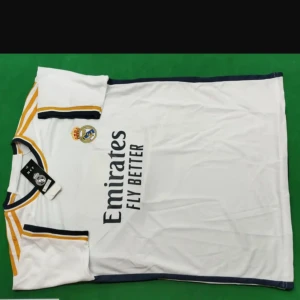 Real madrid T-shirt - Bara höra av er ifall intresse. Och mer information  kan man få utav mig. Storlek S finns i L också. Inte ens anbänd