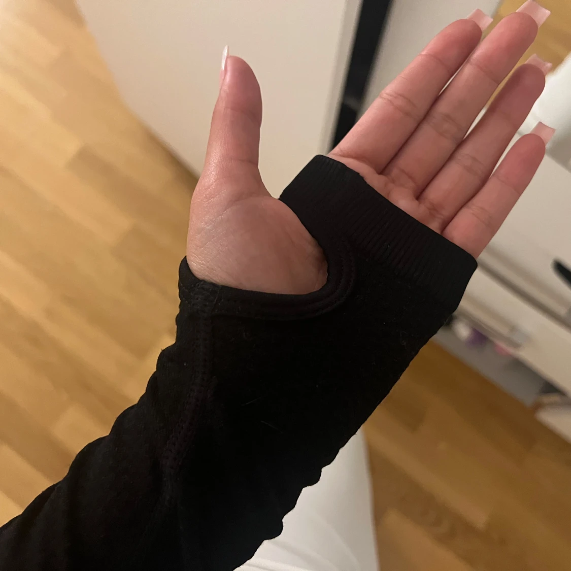 Svart croppad långärmad topp S - 3