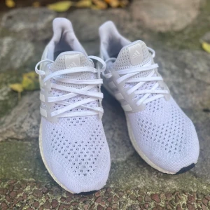 Adidas Ultraboost vita  - Fräscha Adidas Ultraboost sneakers i helvitt. Riktigt bra skick. Tvättas innan dem skickas såklart. Köpt för 2000kr säljs(1100kr) först till kvarn