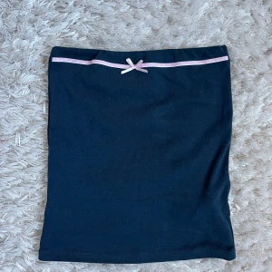Tube top - jättefin tube top från Subdued!! Toppen är i väldigt mjukt material och har även ett inbyggt ”gummiband” längst upp så att den inte glider ner! Använd 1 gång. Skriv vid eventuella frågor eller funderingar🫶🏼🫶🏼