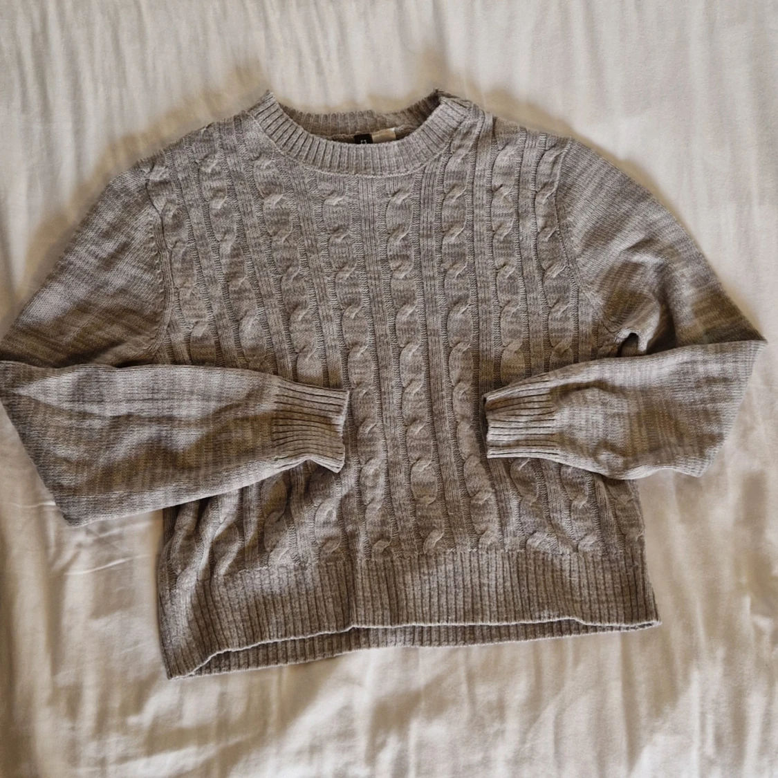 Grå kabelstickad tröja med rund hals