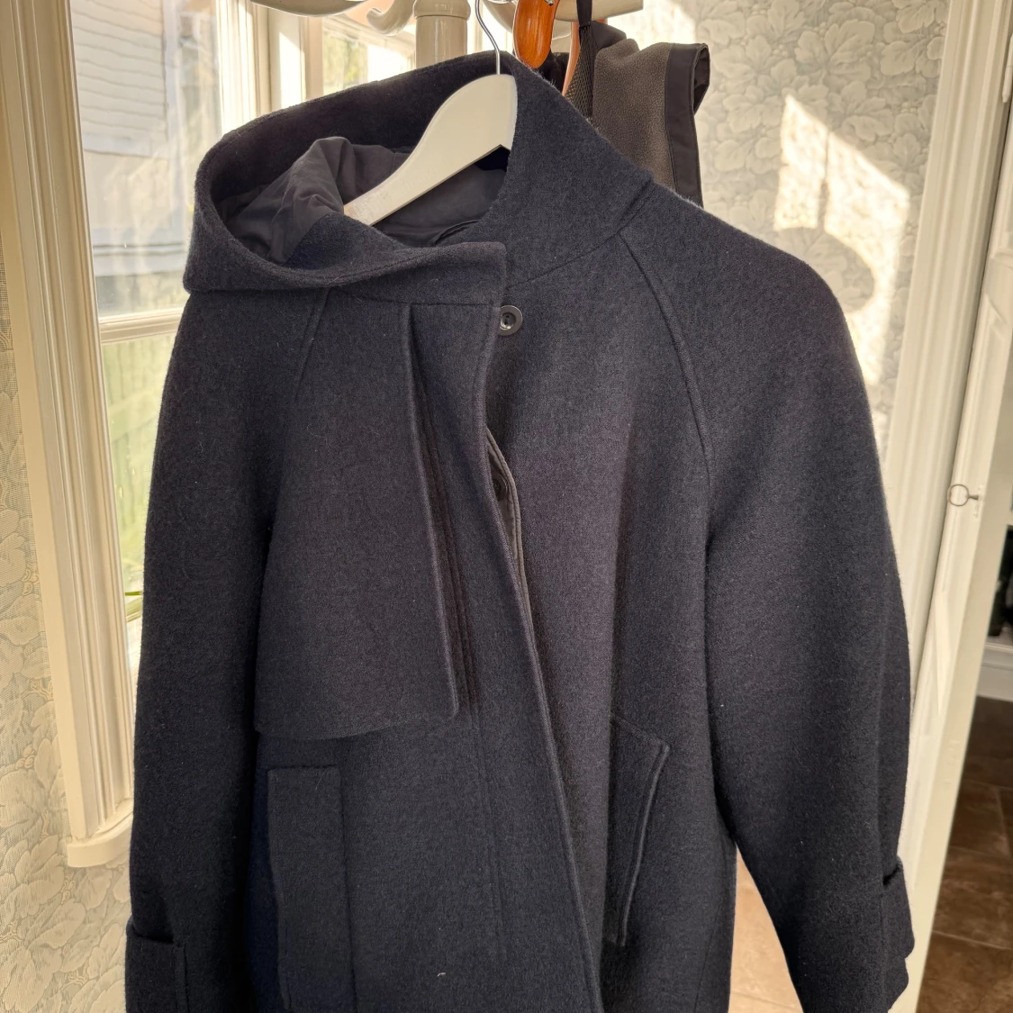 Mörkblå kappa från COS - 3