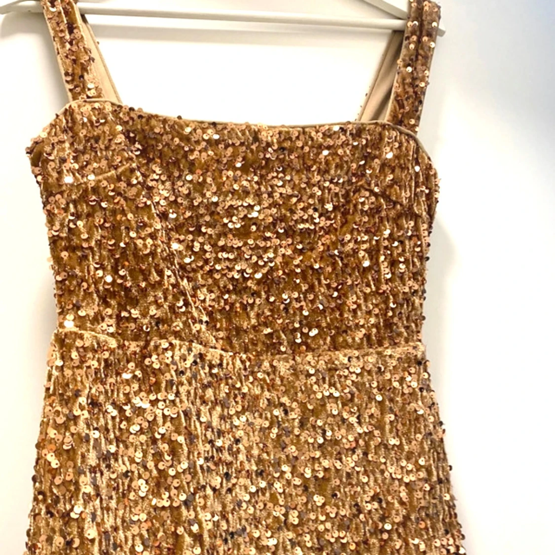 Glittrig guld långklänning med paljetter och 2 presenter  - 2