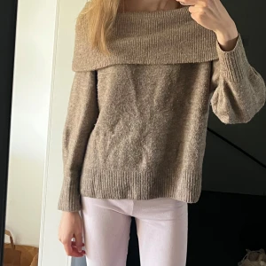stickad off-shoulder tröja - Mysig stickad off-shoulder tröja, perfekt för hösten💗 Brun och mjukt material som inte sticks eller kliar🤎 Knappt använd. Storlek s. Priset kan diskuteras! 