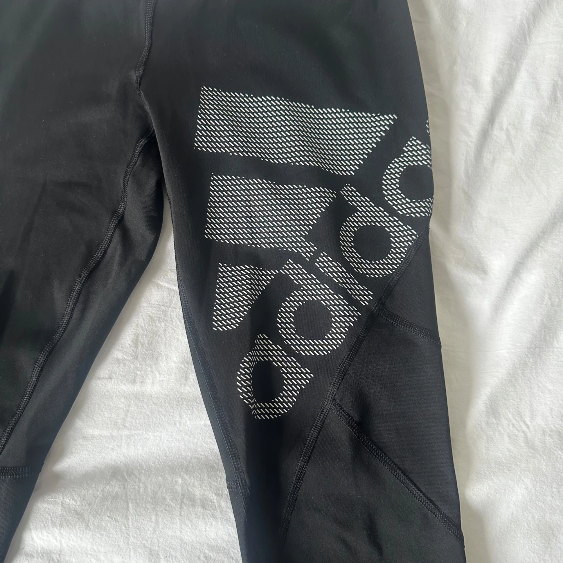 Svarta och  vita Adidas träningsbyxor - 1