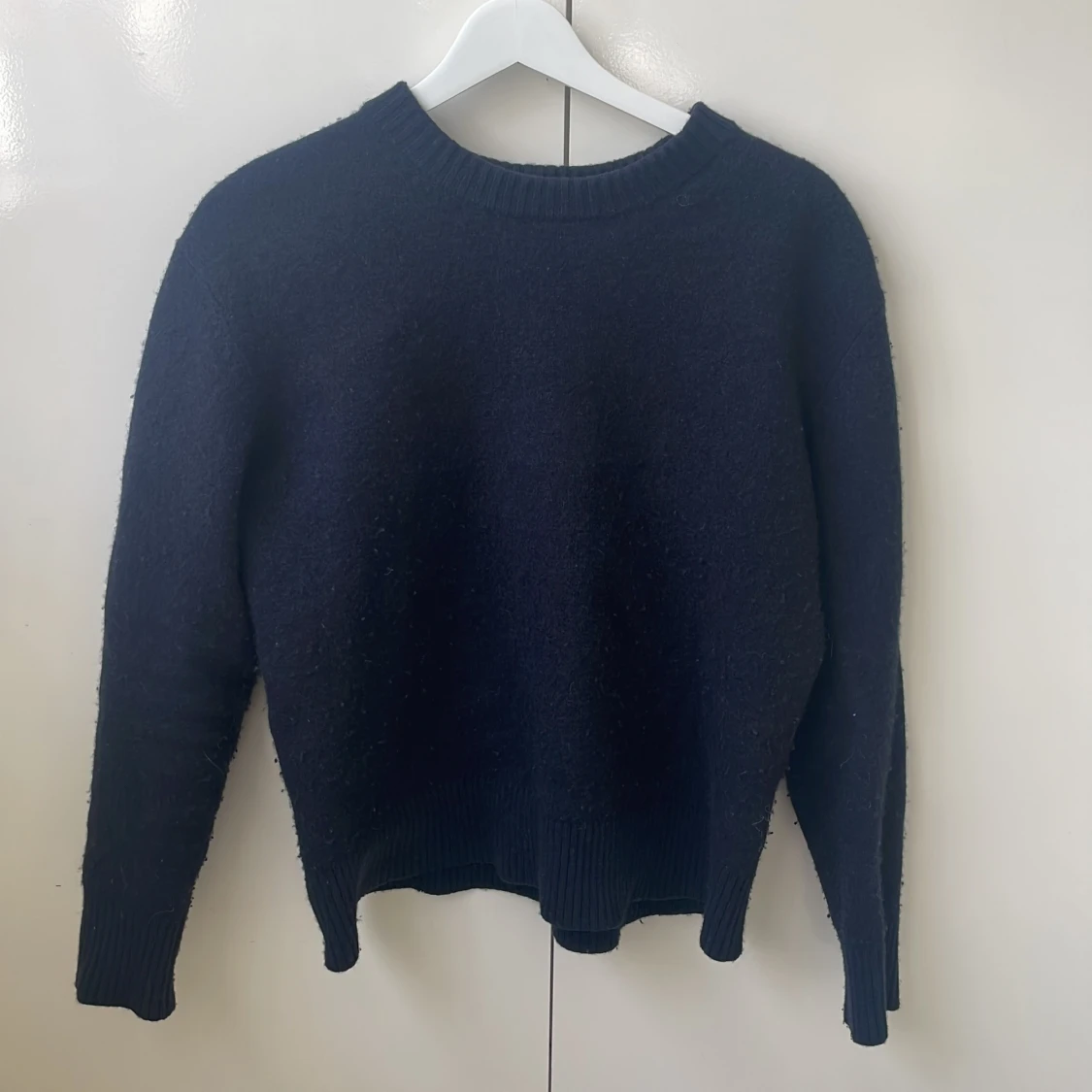 Mörkblå stickad tröja med rund hals