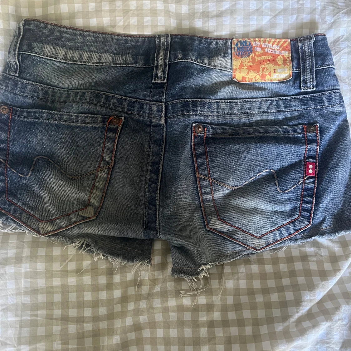 Blå slitna jeansshorts  - 1