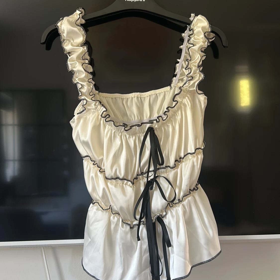 Vit satinlinnetopp med volang och snörning - 1