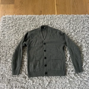 Grön cardigan - Säljer en riktigt fet grön cardigan från Uniqlo | Slim fit | Skick 8/10 | inga defekter | Passar dig som är runt 165-172 | Fråga om du undrar något || 🙌🙌🙌