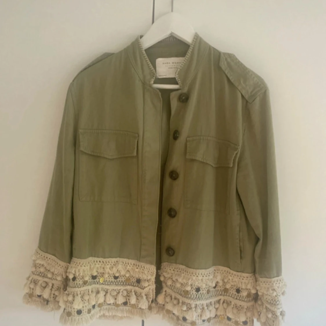 Grön overshirt från Zara med fransar