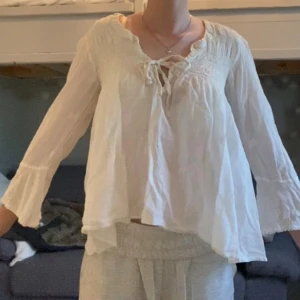 Vit blus med knyt från Odd Molly - Supersöt vit blus från Odd Molly med broderade detaljer. Skön och luftig. Passar till allt! Storlek S 