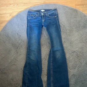 Lowrise jeans - Säljer dessa super lowrise mörkblå jeansen ifrån Ginatricot❤️. Jeansen är i storlek 152cm barn och passar längderna 150cm-158 ish. Det har ett litet hål i fickan som jag sytt igen men man tänker inte på det❤️.(varning väldigt lowrise)