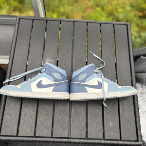 Jordans blå vita - 42, fast passar som 41. Skorna e creased