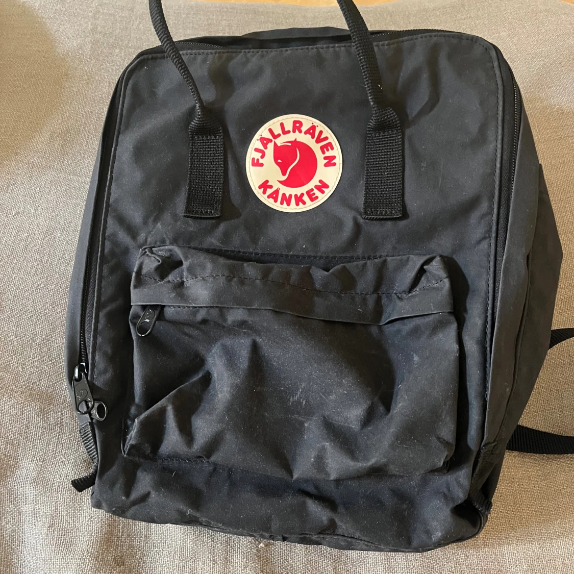 Svart Fjällräven Kånken ryggsäck 16L