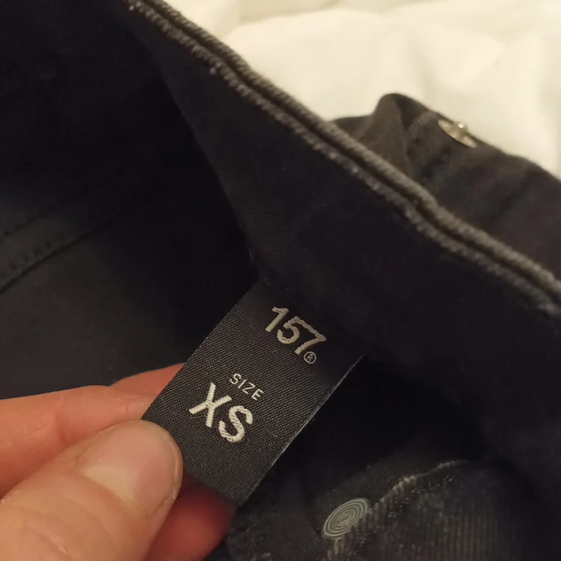 Svarta jeans med slitna knän från 157 - 3