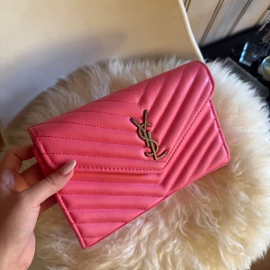 YSL väska - Snygg rosa väska med YSL märke fram!! I nyskick! Pris går att diskutera💌