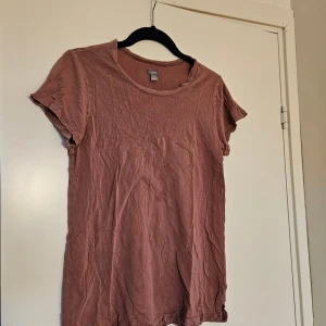 Rosa från Aerie - Rosa topp från Aerie American Eagle i mjuk bomull. Modellen är klassisk med rund halsringning och korta ärmar. Liten fläck fram som man ser på sista bilden, annars fint skick