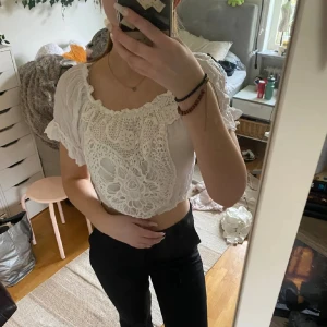 Vit blus  - Vit blus med spets från Chelsea i storlek xs/s. Man kan ha den både on och off shoulders. Jättesöt till sommaren!!💗