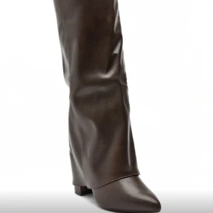 Bruna fold over shark boots - Trendiga fold over boots råka köpa fel storlek och de är slutsålda överallt. Har ba testat dom på en gång aldrig använda. 